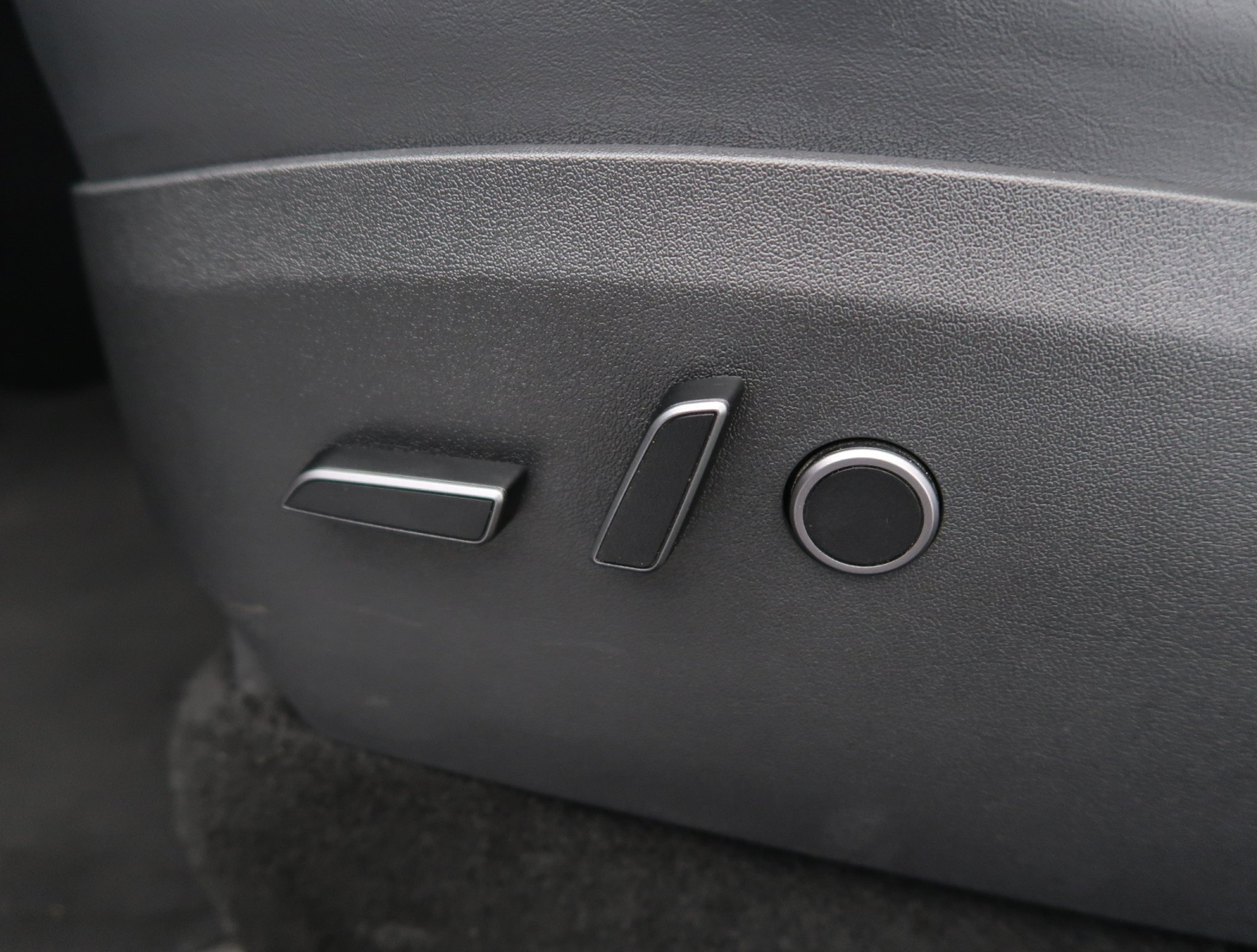Tesla Model Y Long Range AWD – fotografie 26