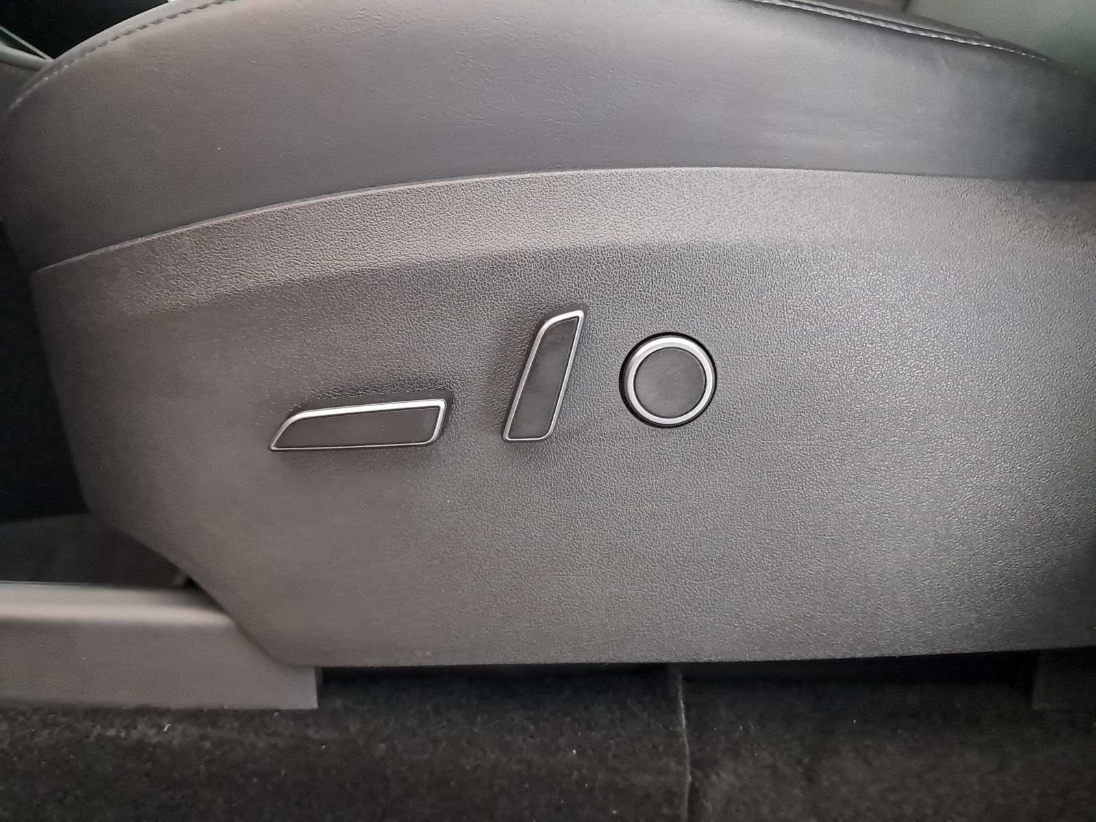 Tesla Model Y Long Range AWD – fotografie 27