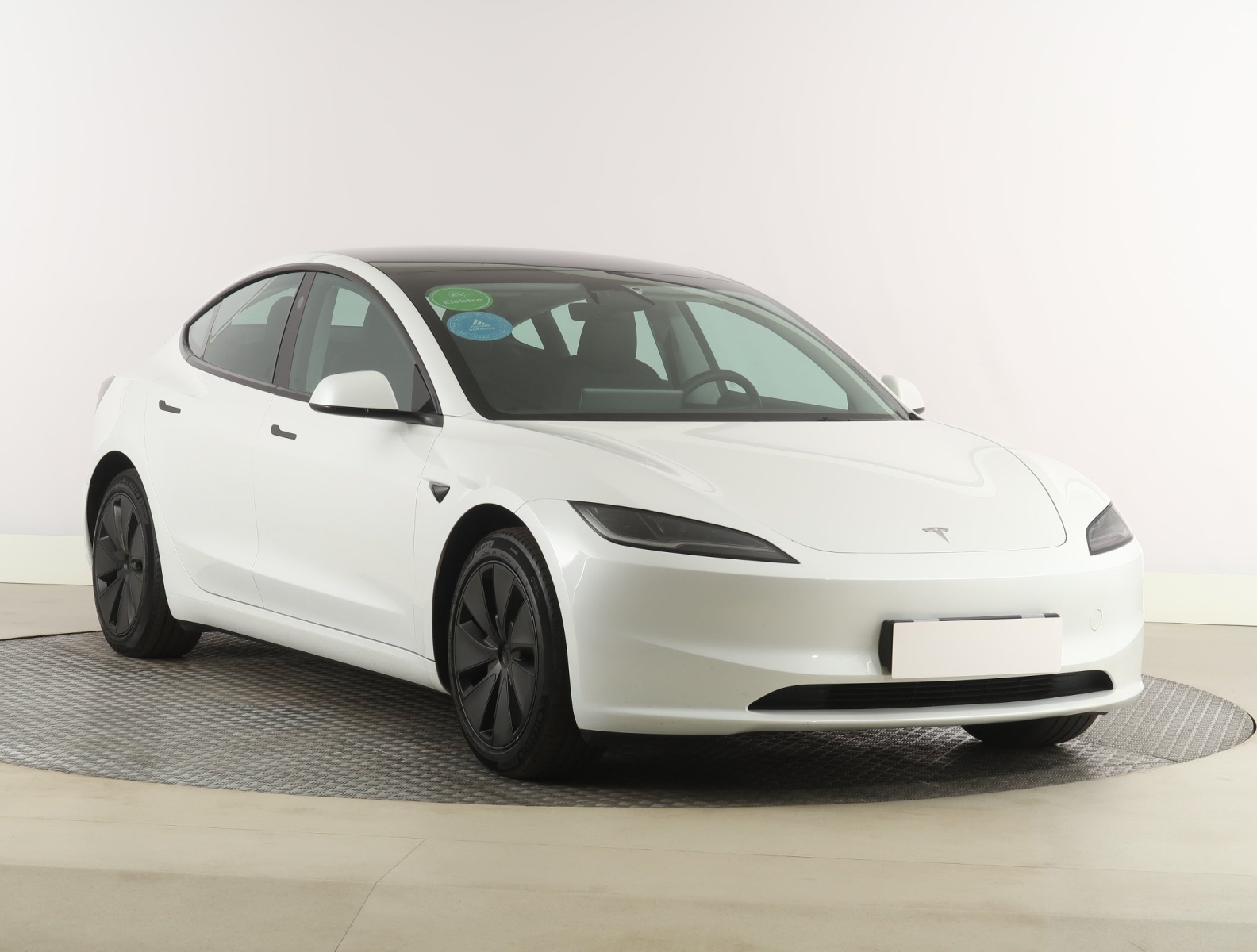 Tesla Model 3 Standard Range Plus – fotografie 1