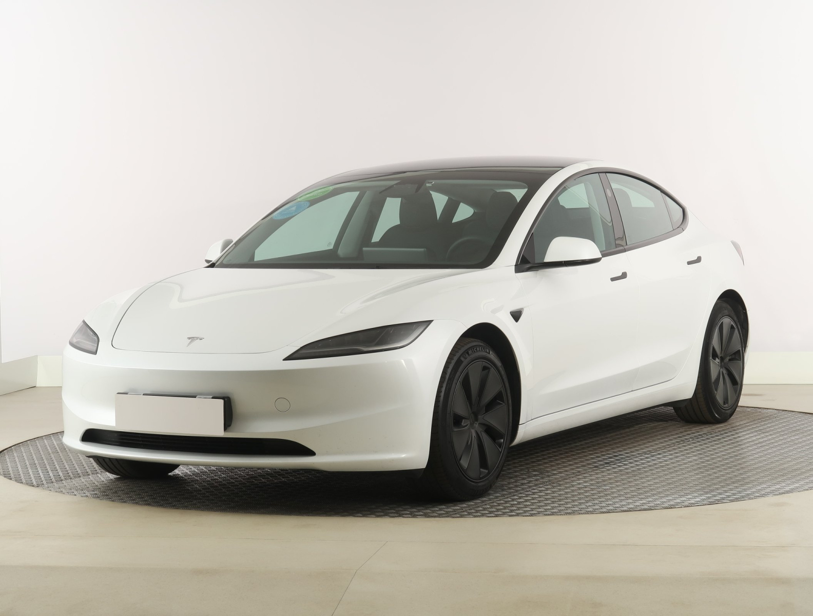 Tesla Model 3 Standard Range Plus – fotografie 3