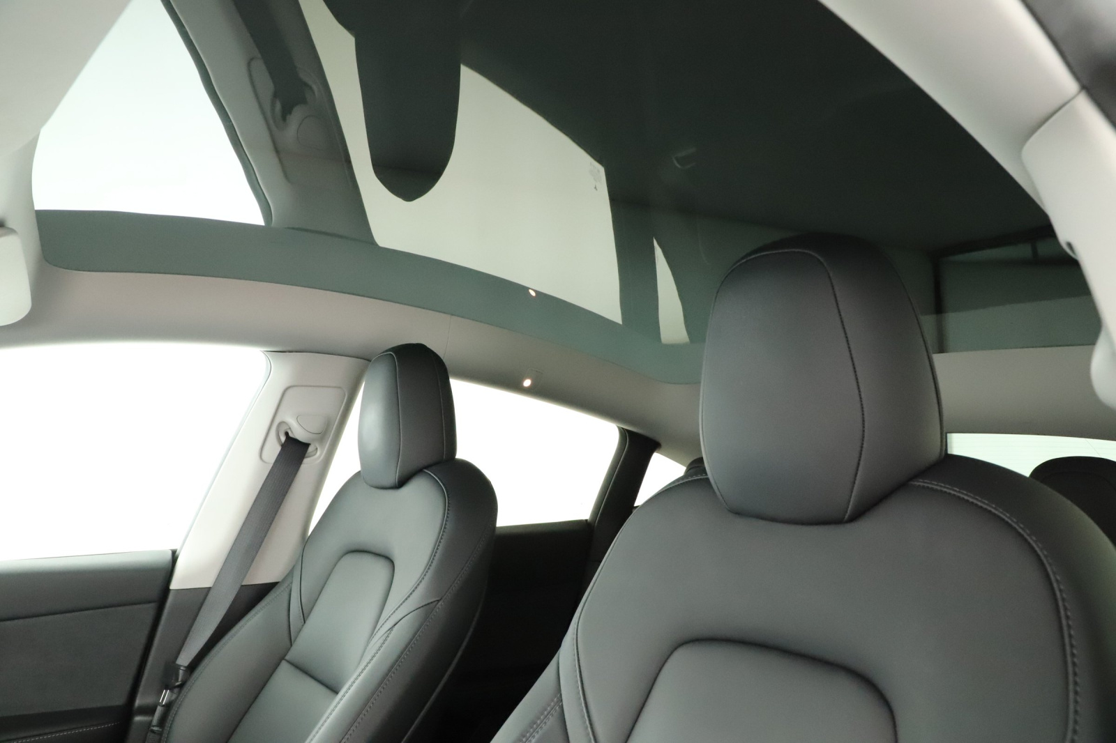 Tesla Model Y Long Range AWD – fotografie 17