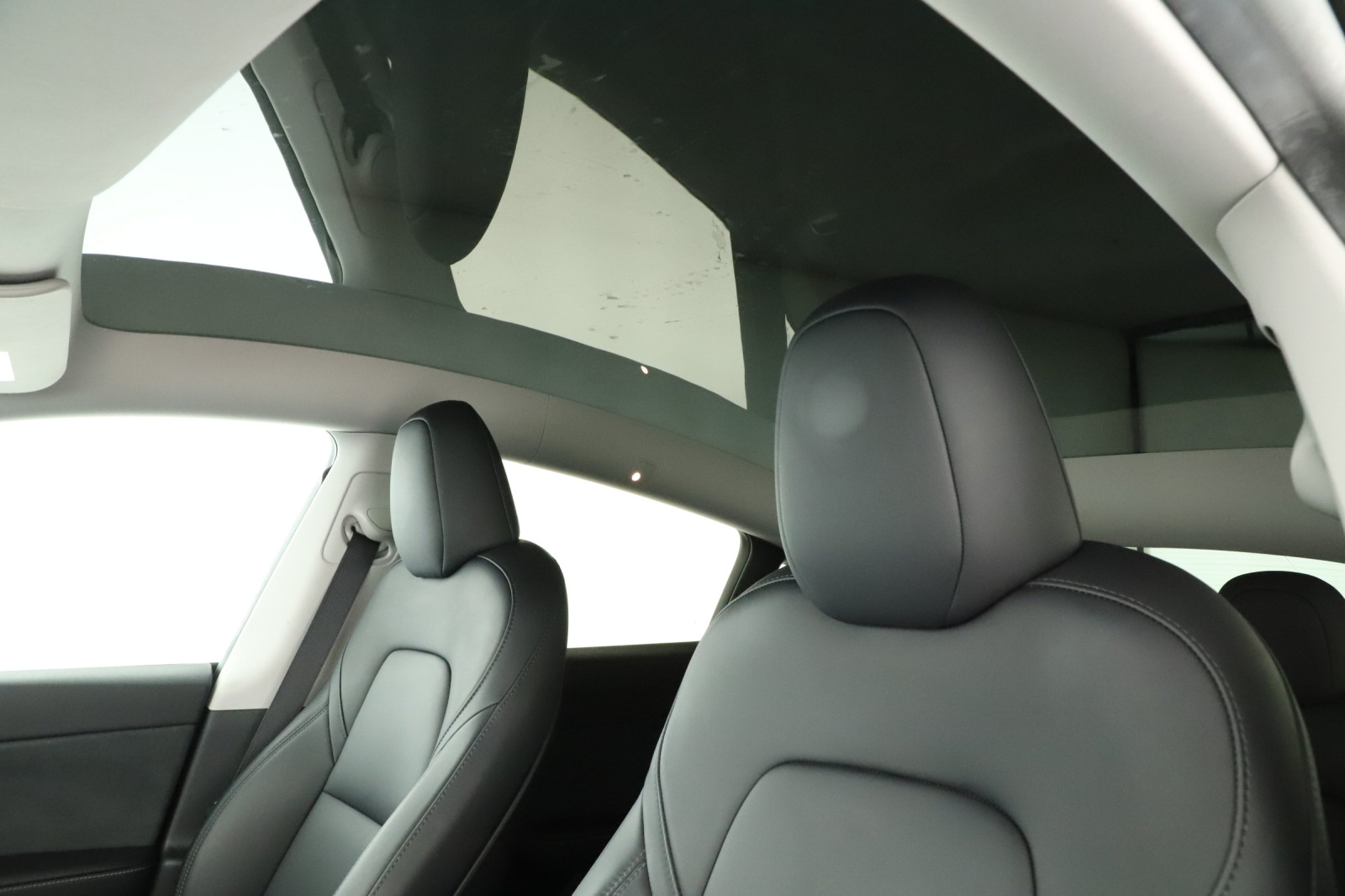 Tesla Model Y Standard Range – fotografie 17