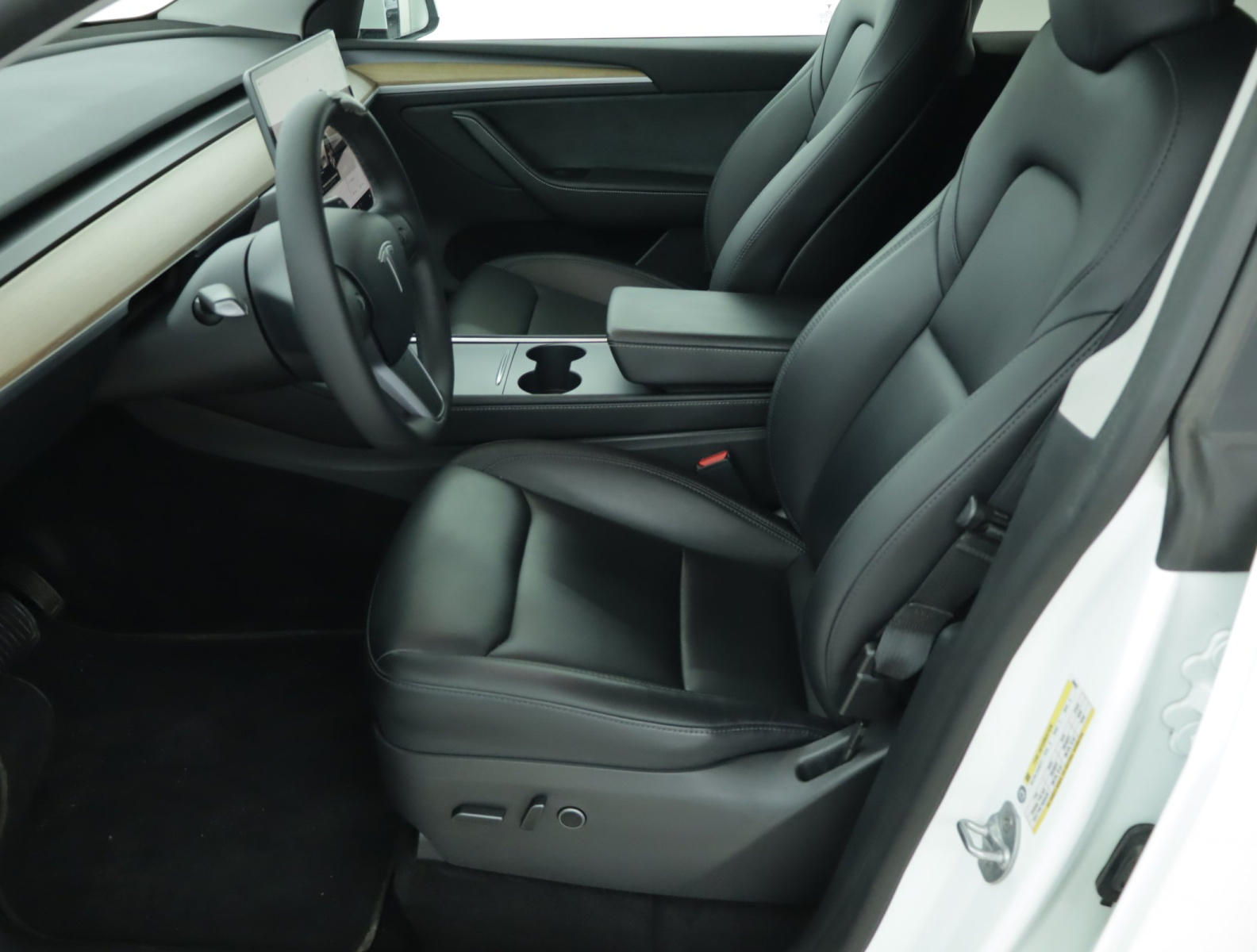 Tesla Model Y Standard Range – fotografie 16