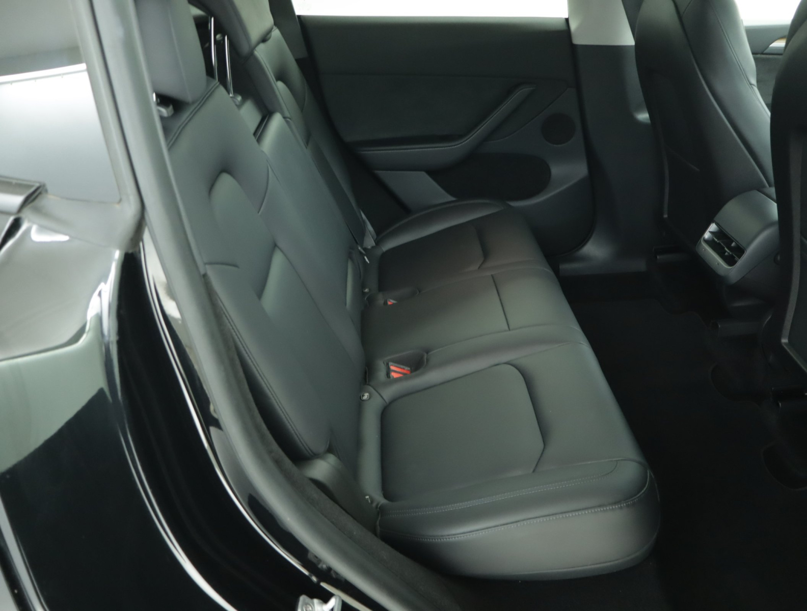 Tesla Model Y Long Range AWD – fotografie 13