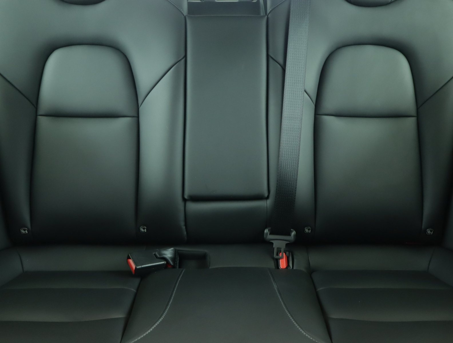 Tesla Model 3 Long Range AWD – fotografie 14