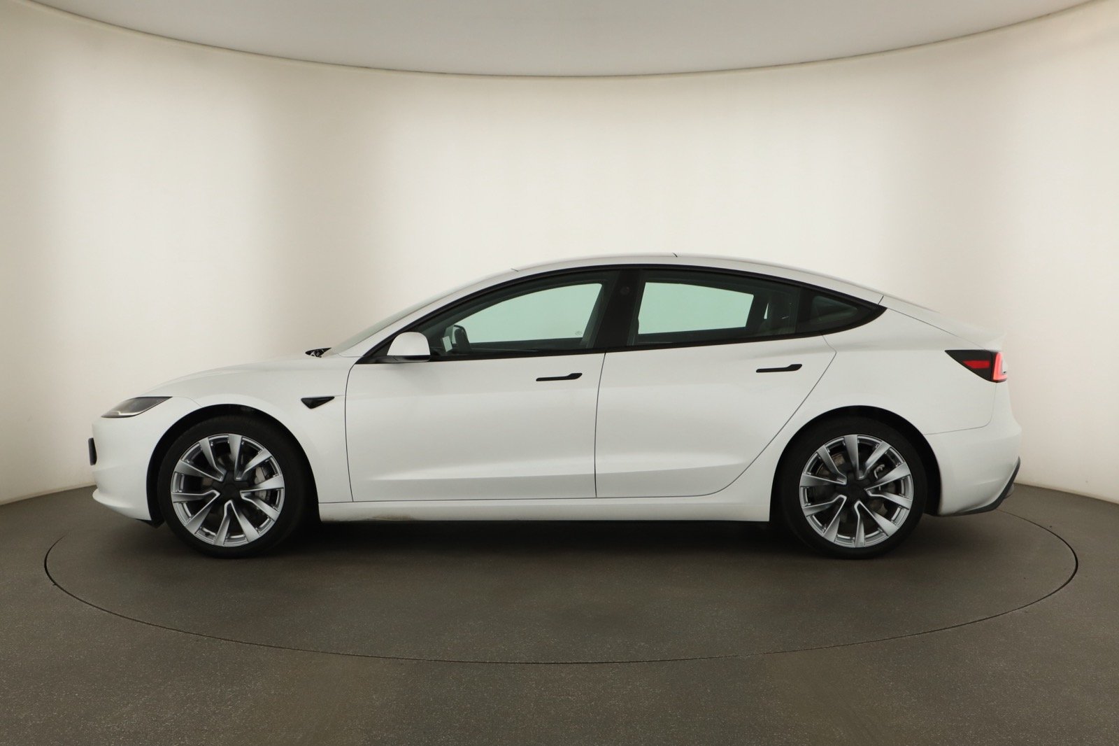 Tesla Model 3 Standard Range Plus – fotografie 4