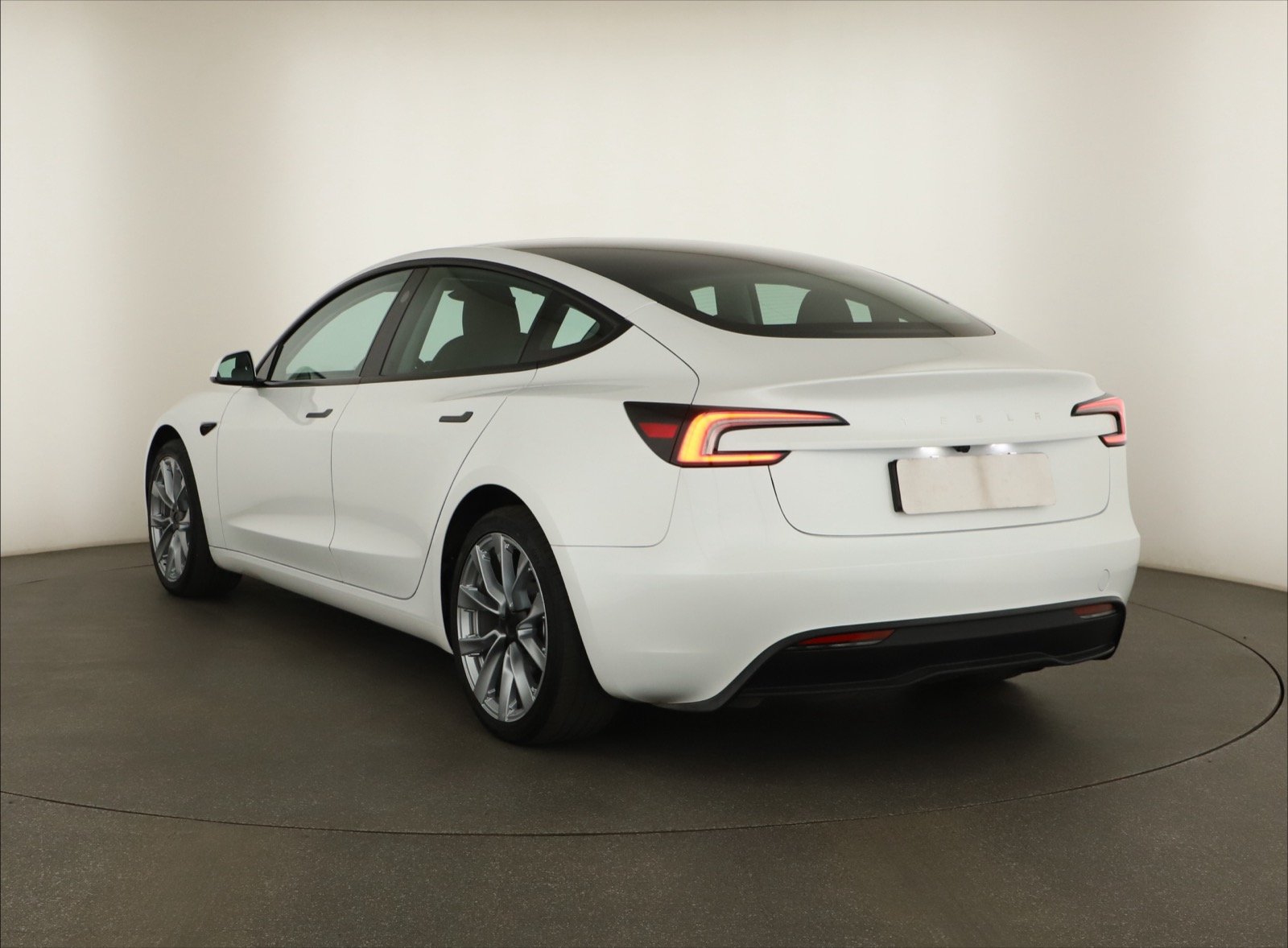 Tesla Model 3 Standard Range Plus – fotografie 5
