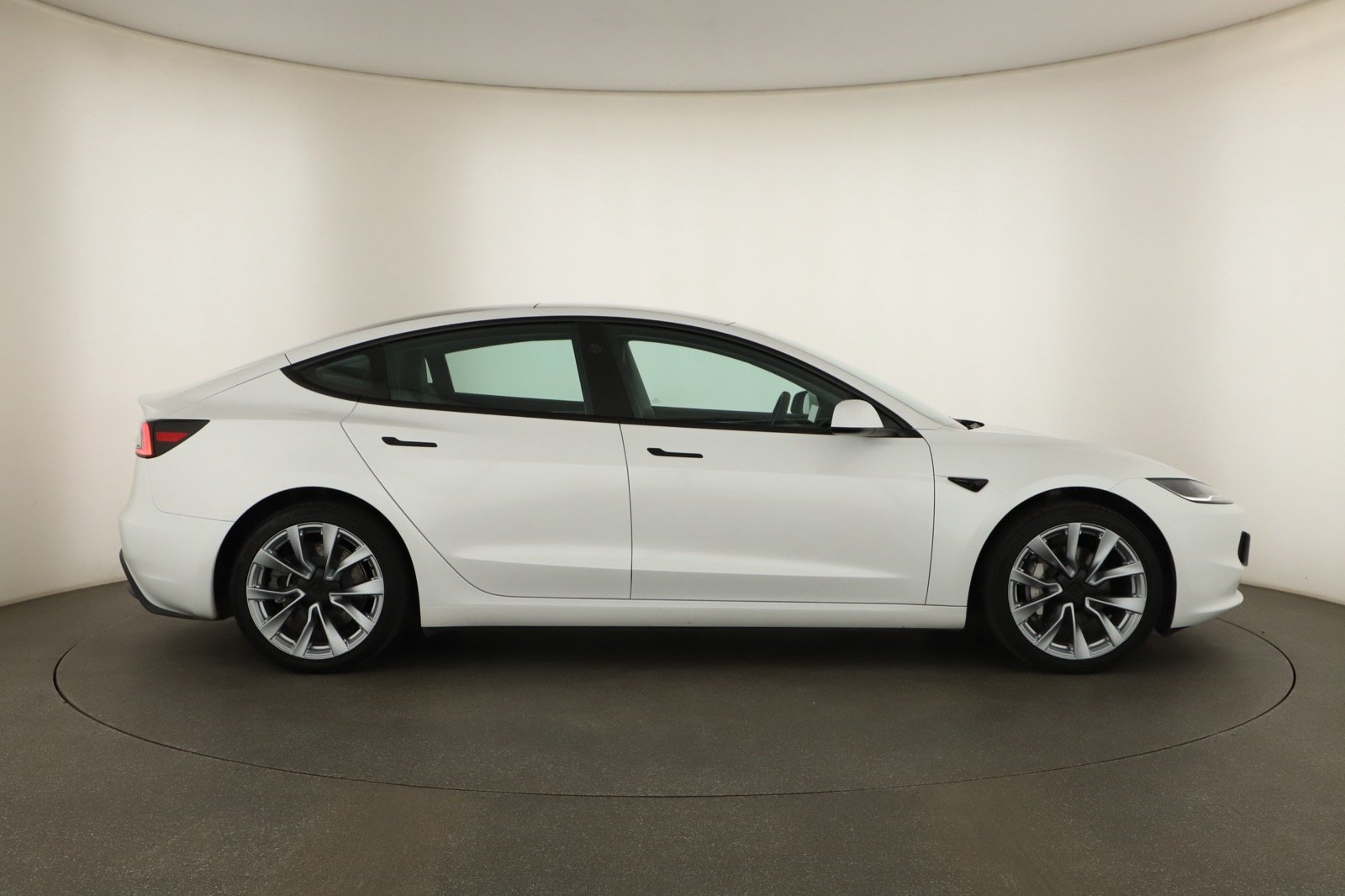 Tesla Model 3 Standard Range Plus – fotografie 8