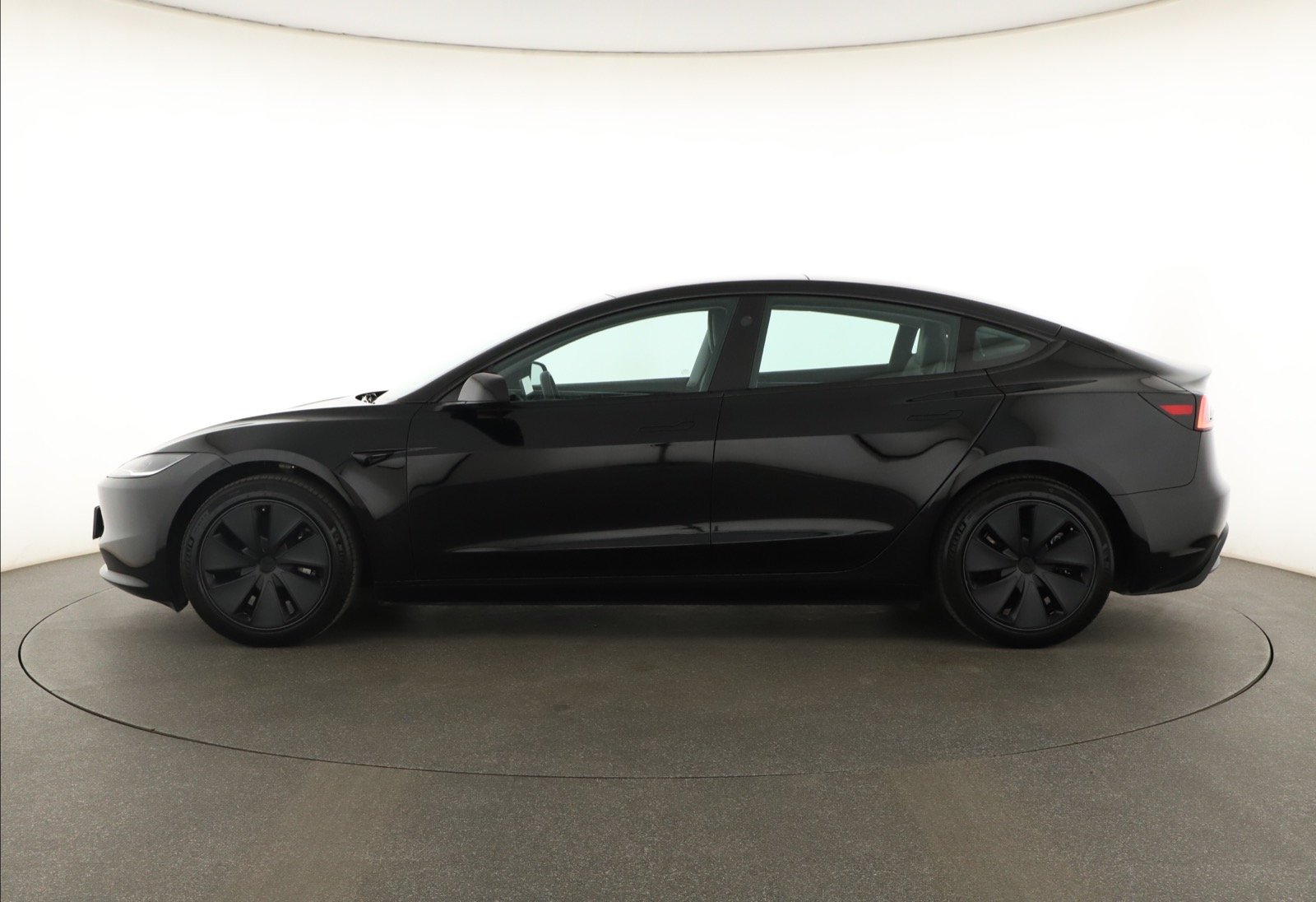 Tesla Model 3 Standard Range Plus – fotografie 4