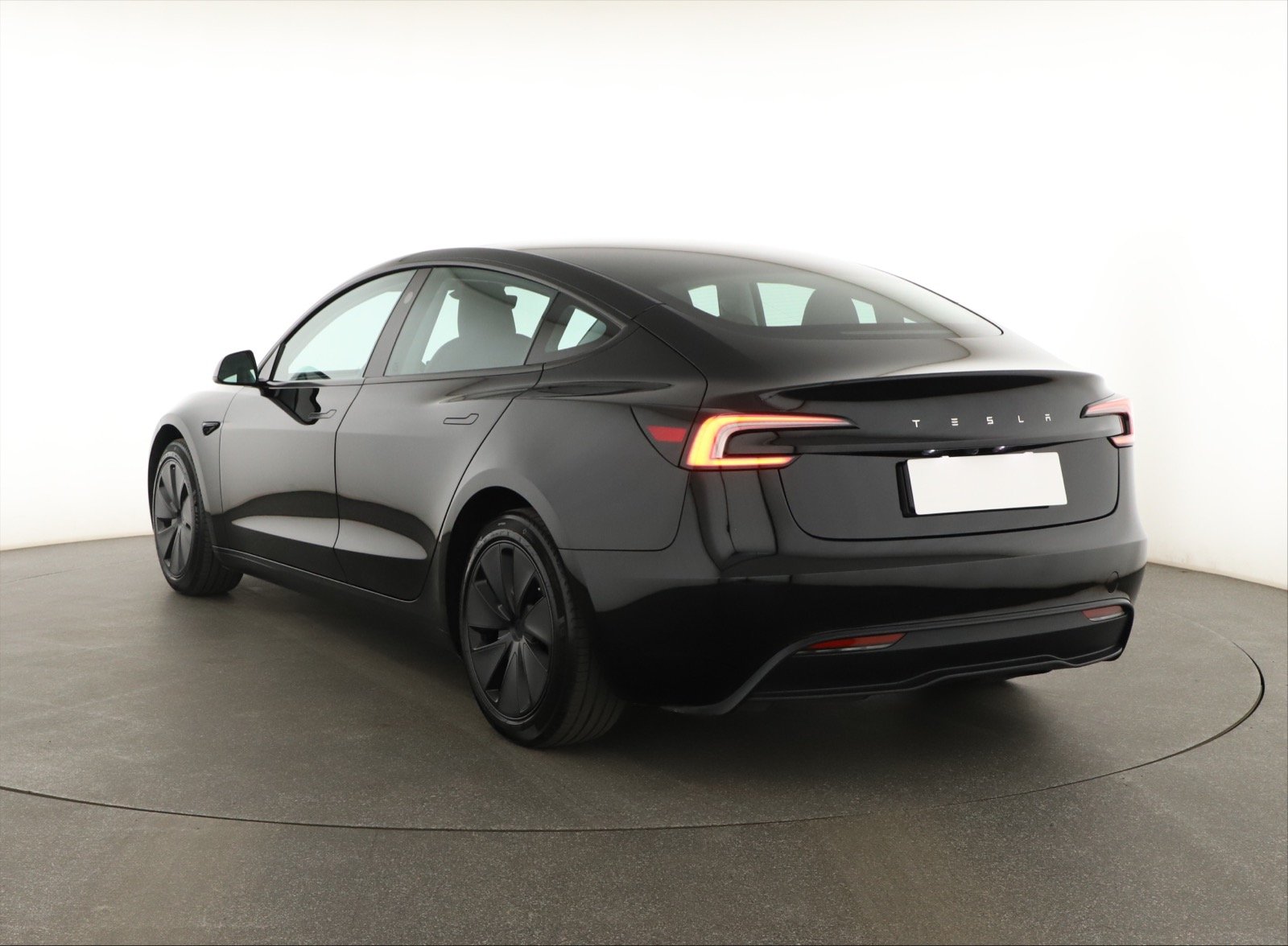 Tesla Model 3 Standard Range Plus – fotografie 5