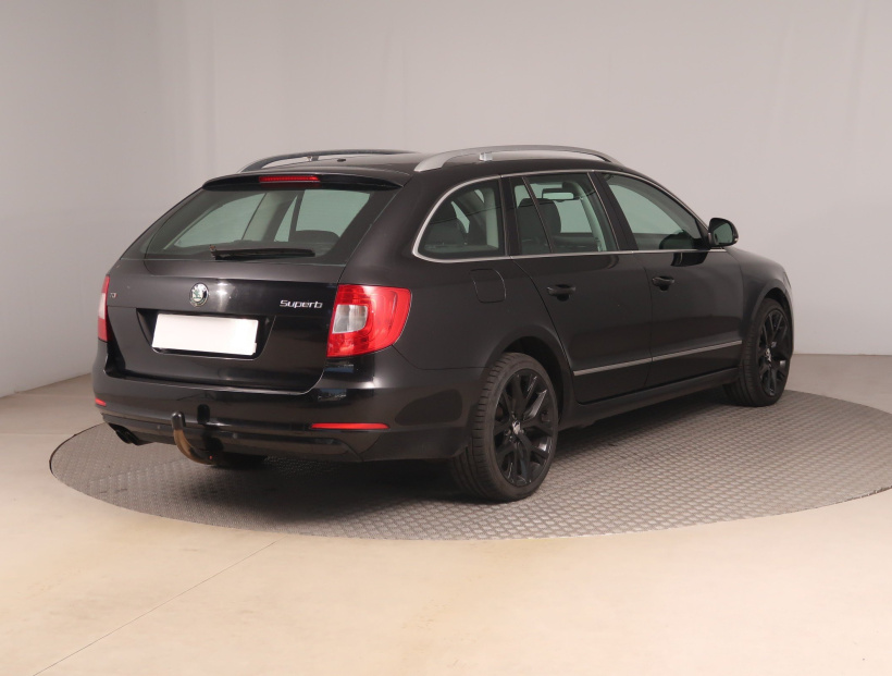 Škoda Superb, 2011