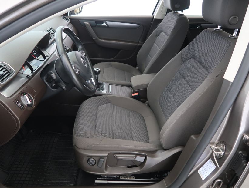Volkswagen Passat, 2011