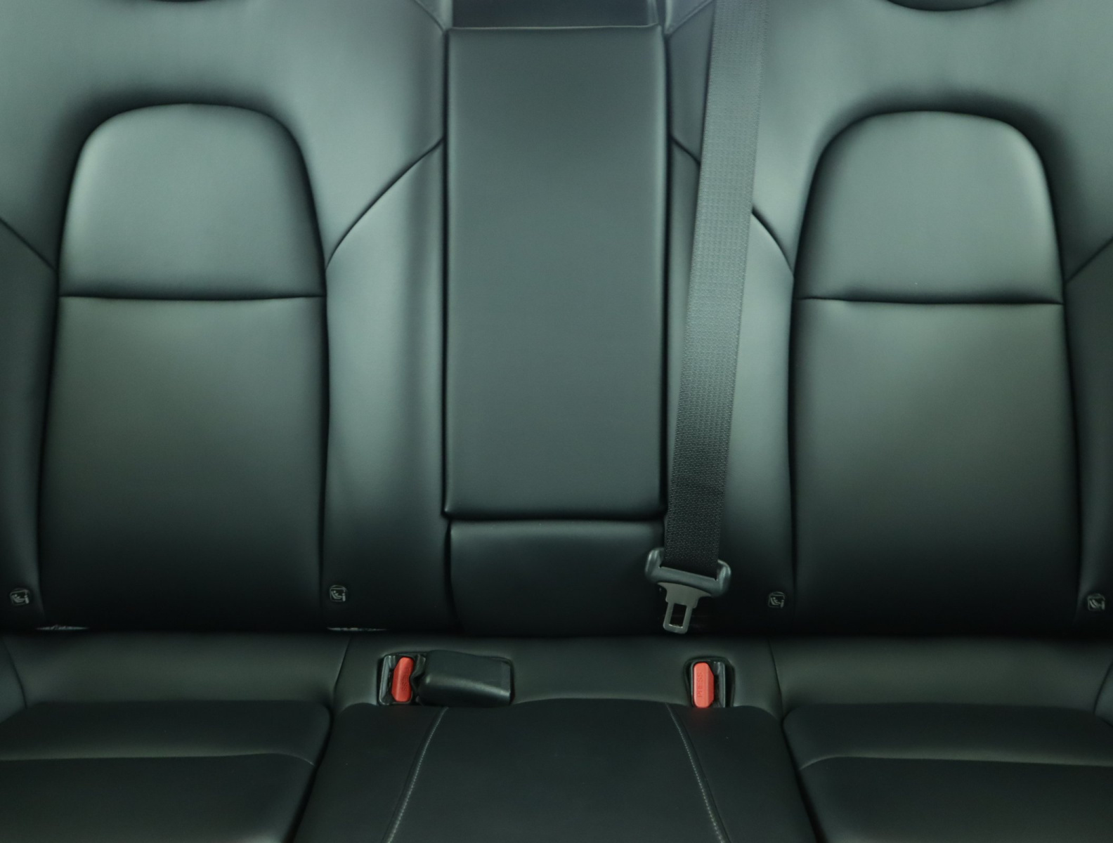 Tesla Model 3 Long Range AWD – fotografie 14