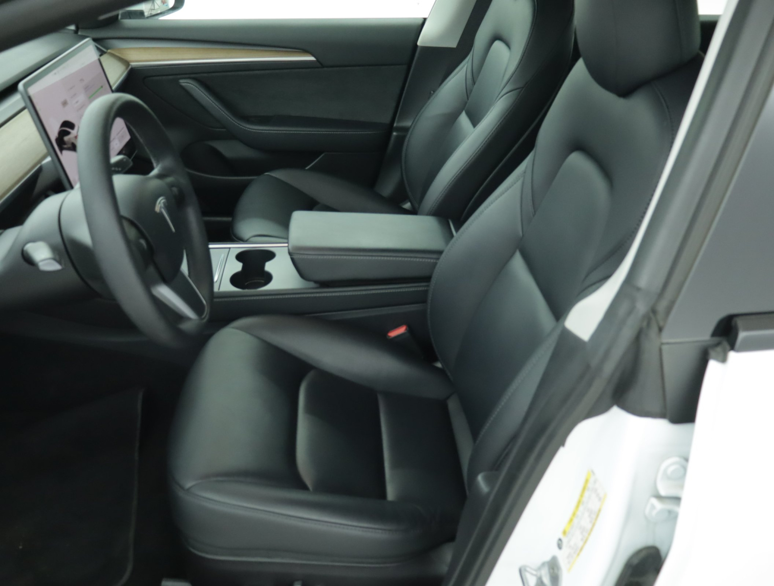Tesla Model 3 Long Range AWD – fotografie 16