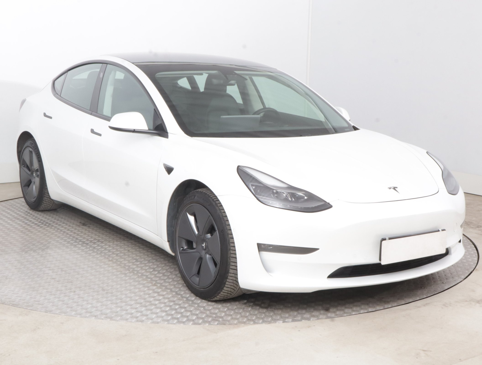 Tesla Model 3 Long Range AWD – fotografie 1