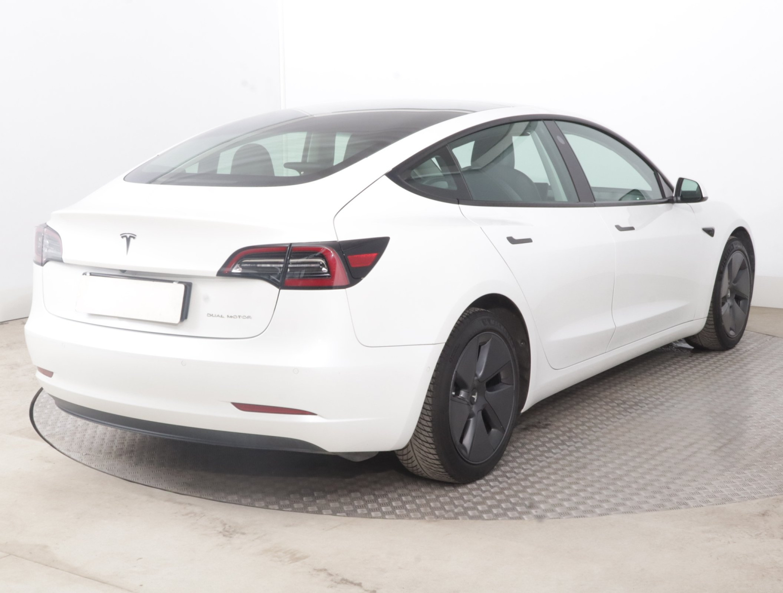 Tesla Model 3 Long Range AWD – fotografie 7