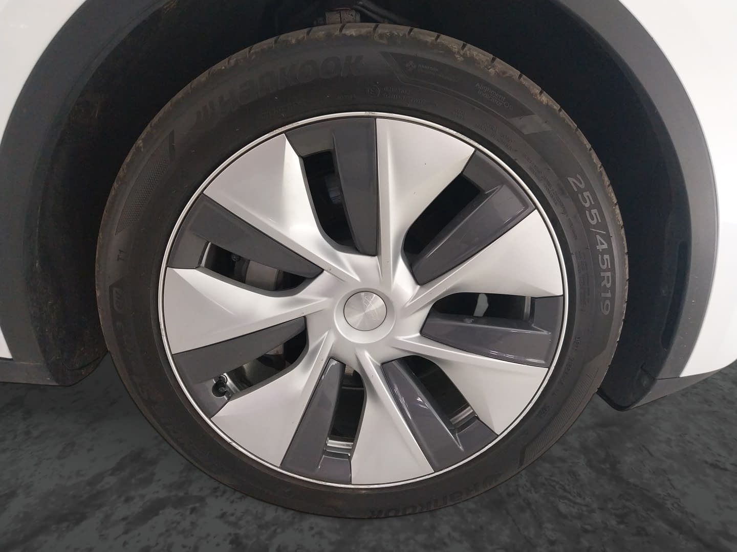 Tesla Model Y - 2023