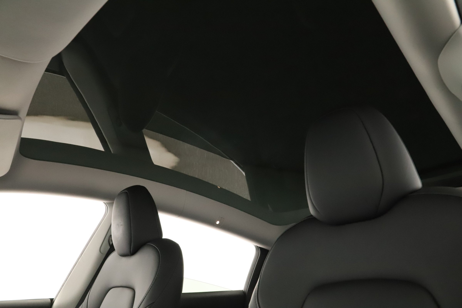 Tesla Model Y Standard Range – fotografie 19