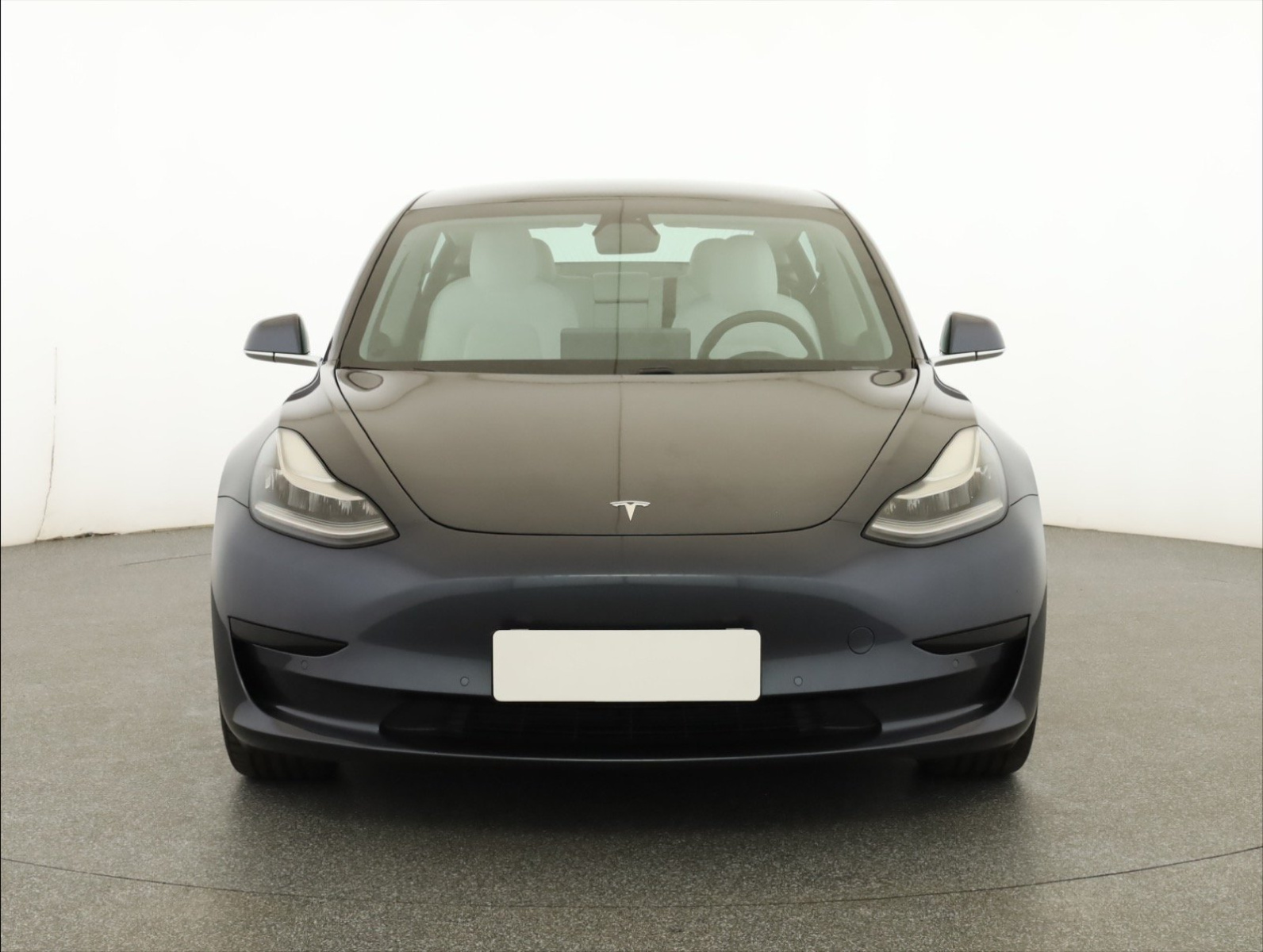 Tesla Model 3 Standard Range Plus – fotografie 2