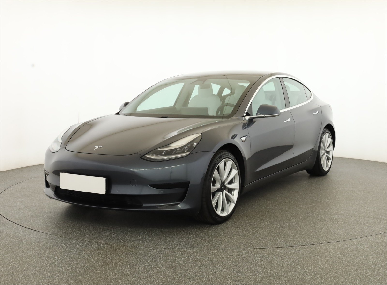 Tesla Model 3 Standard Range Plus – fotografie 3