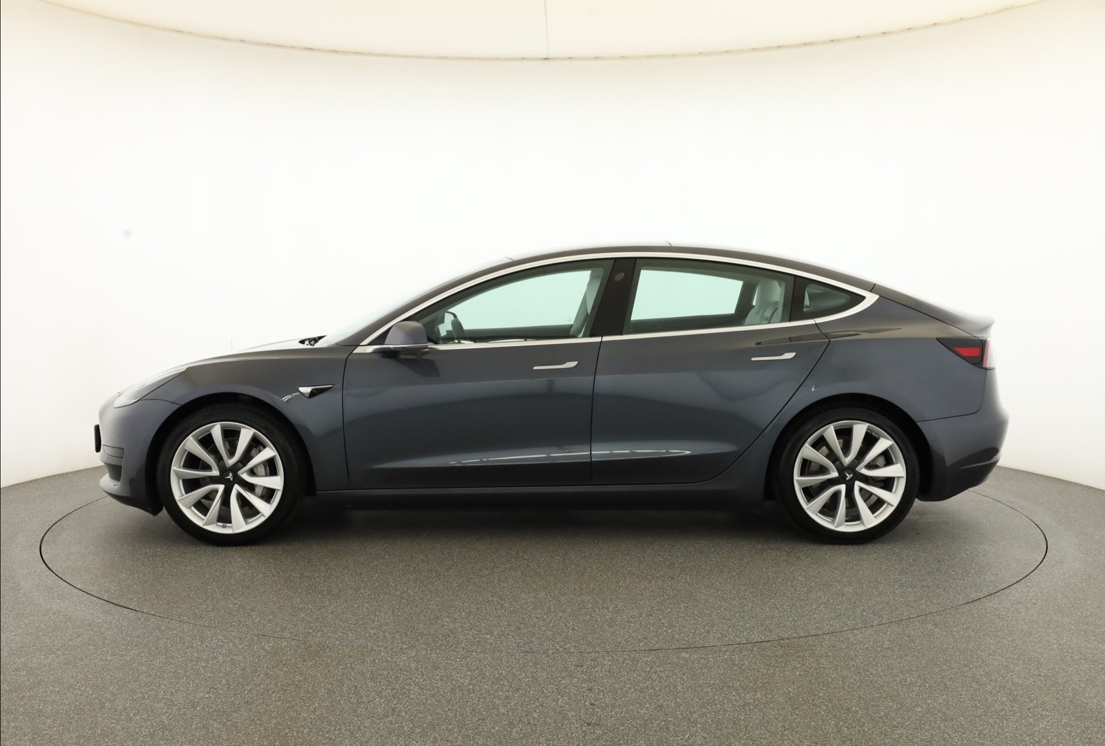 Tesla Model 3 Standard Range Plus – fotografie 4