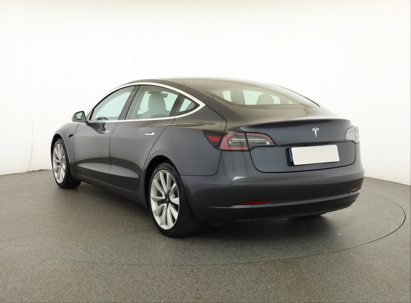 Tesla Model 3 Standard Range Plus – fotografie 5