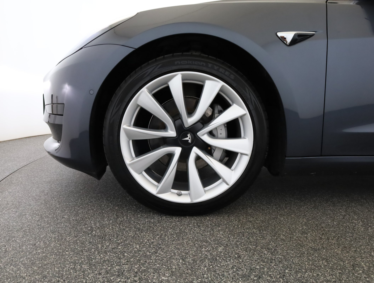 Tesla Model 3 Standard Range Plus – fotografie 27