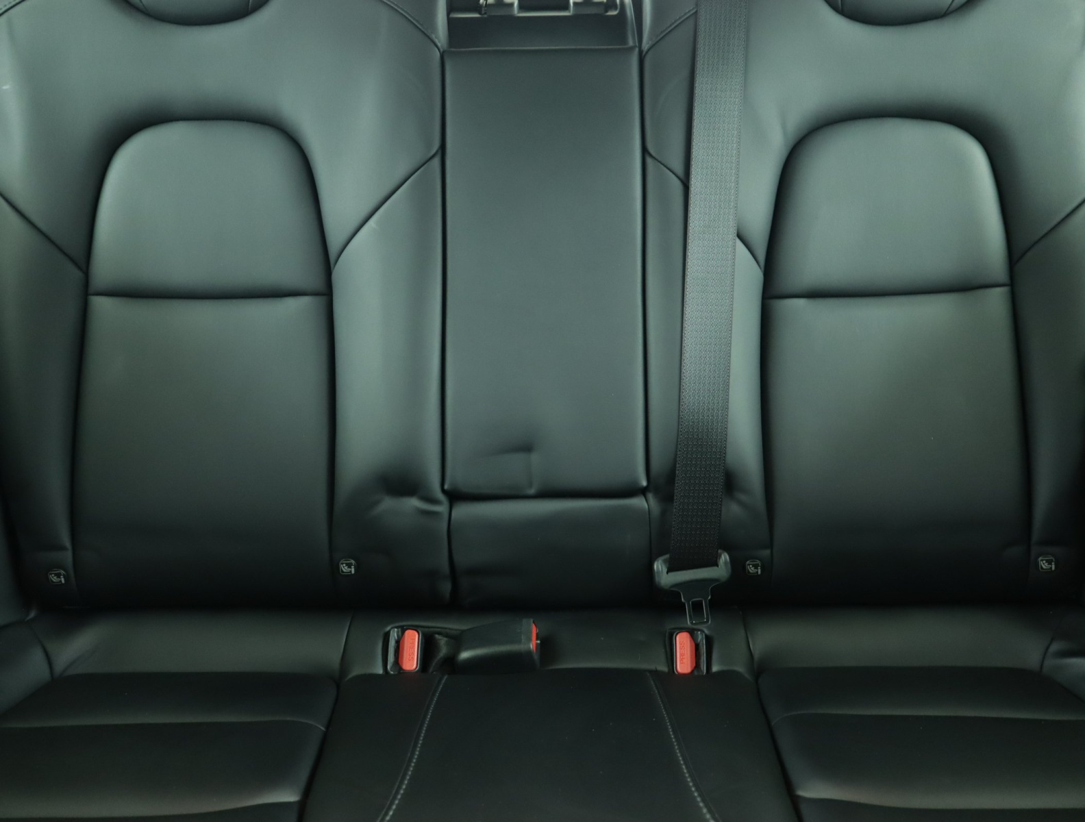 Tesla Model 3 Long Range AWD – fotografie 14