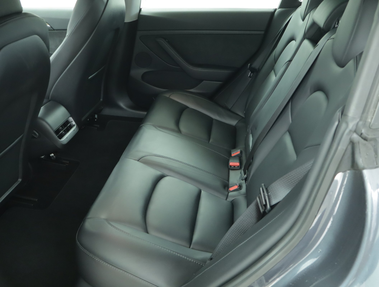 Tesla Model 3 Long Range AWD – fotografie 15