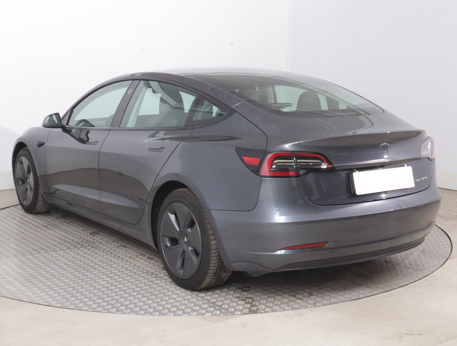 Tesla Model 3 Long Range AWD – fotografie 5