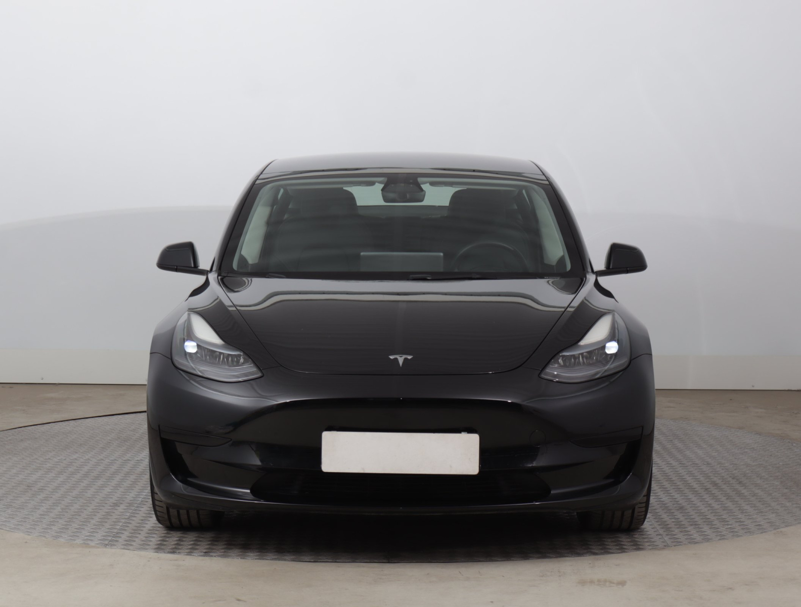 Tesla Model 3 Standard Range Plus – fotografie 2