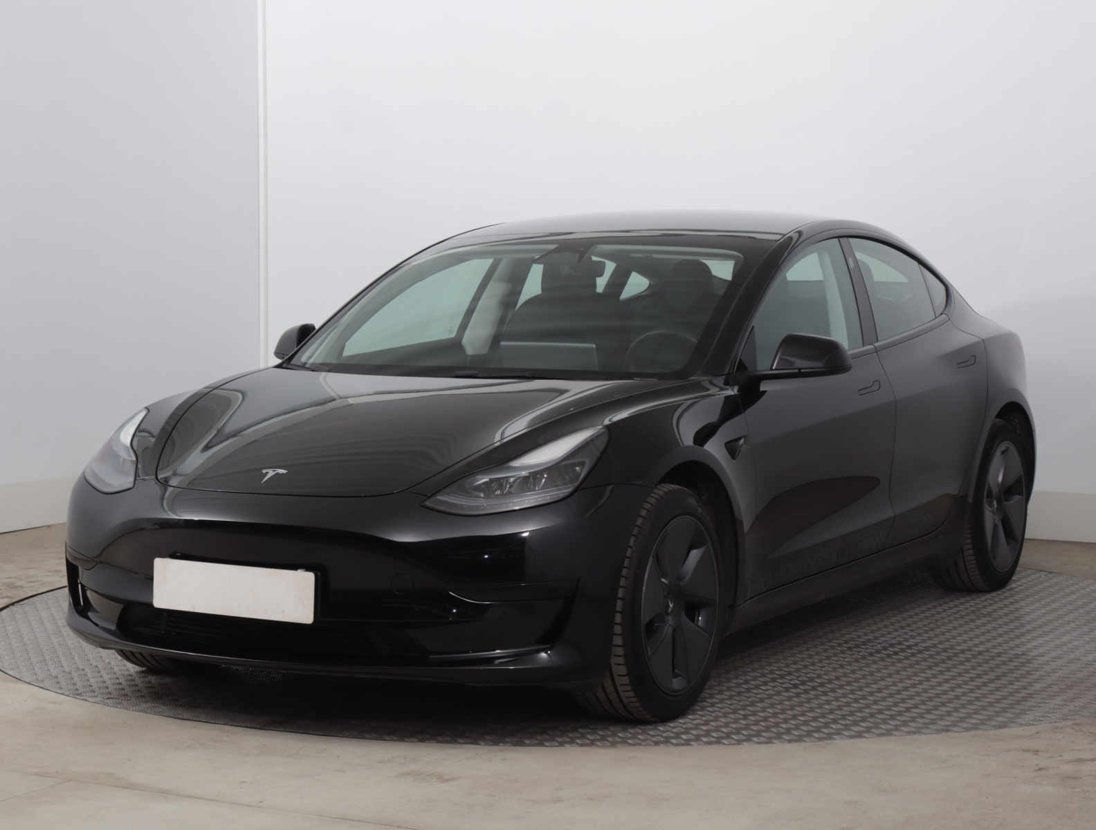 Tesla Model 3 Standard Range Plus – fotografie 3