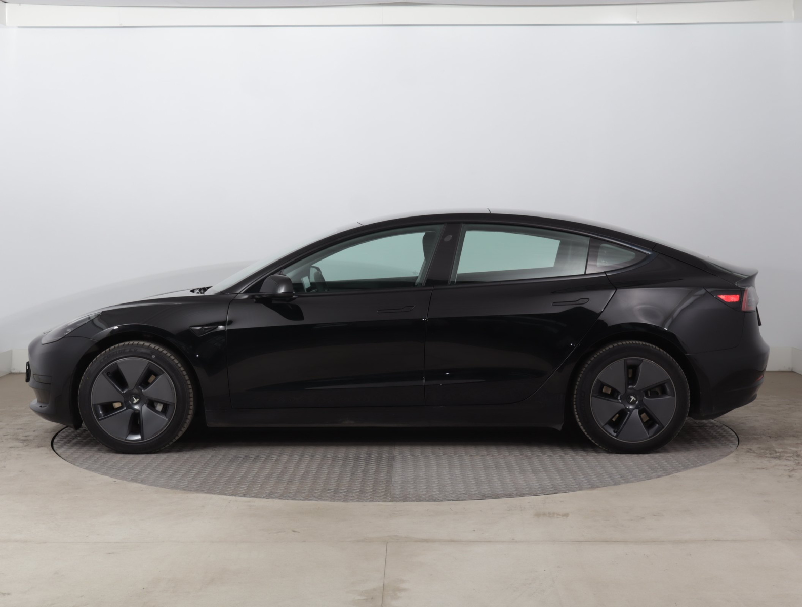 Tesla Model 3 Standard Range Plus – fotografie 4