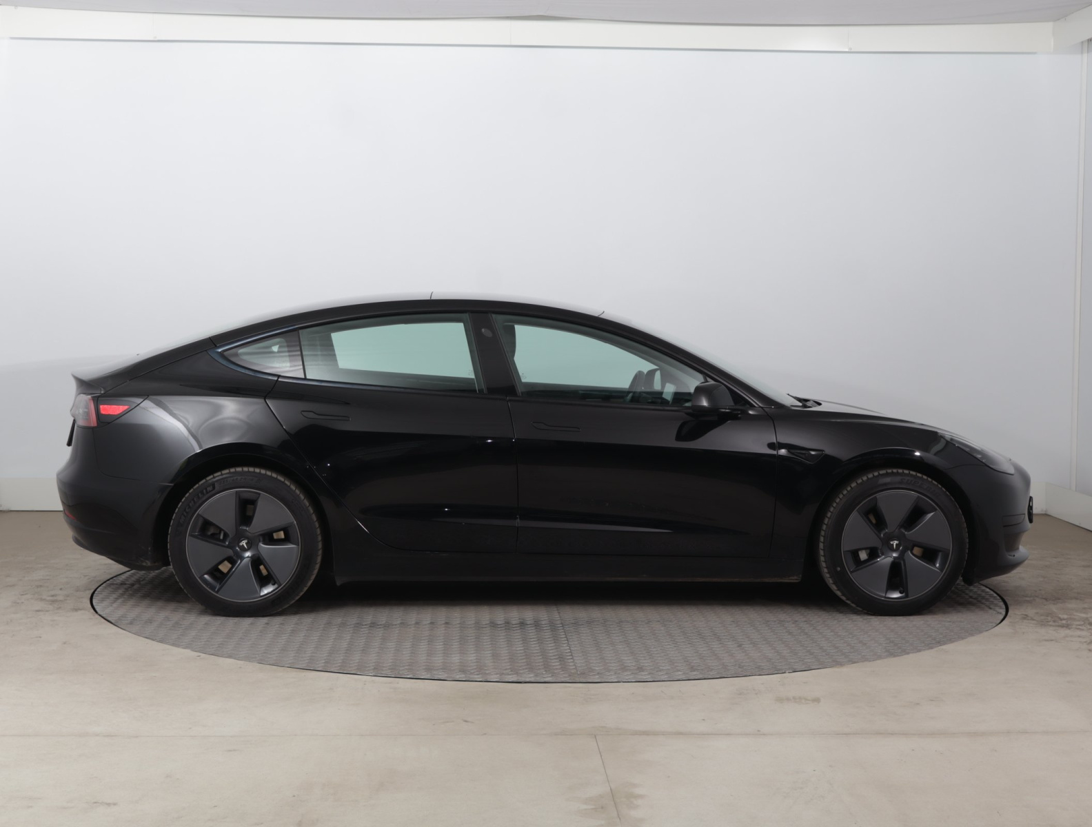 Tesla Model 3 Standard Range Plus – fotografie 8