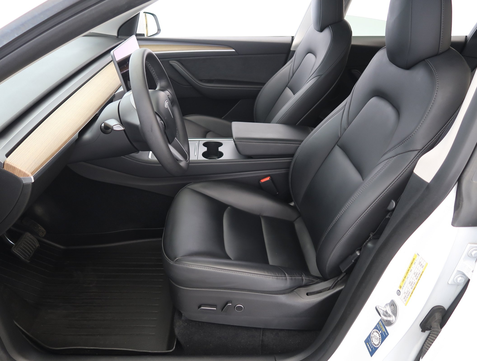 Tesla Model Y Long Range AWD – fotografie 16