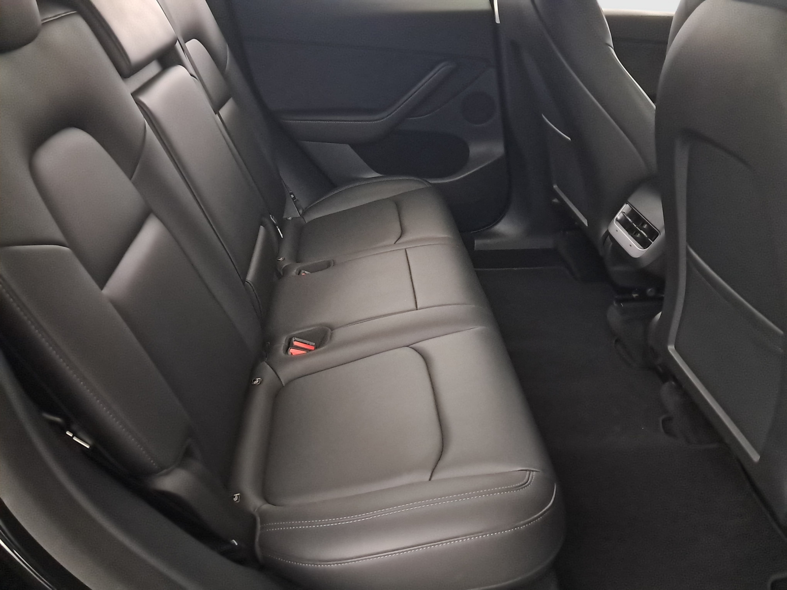 Tesla Model Y Long Range AWD – fotografie 13