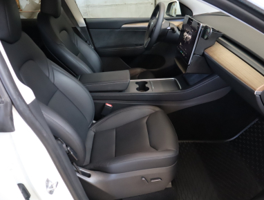 Tesla Model Y - 2024