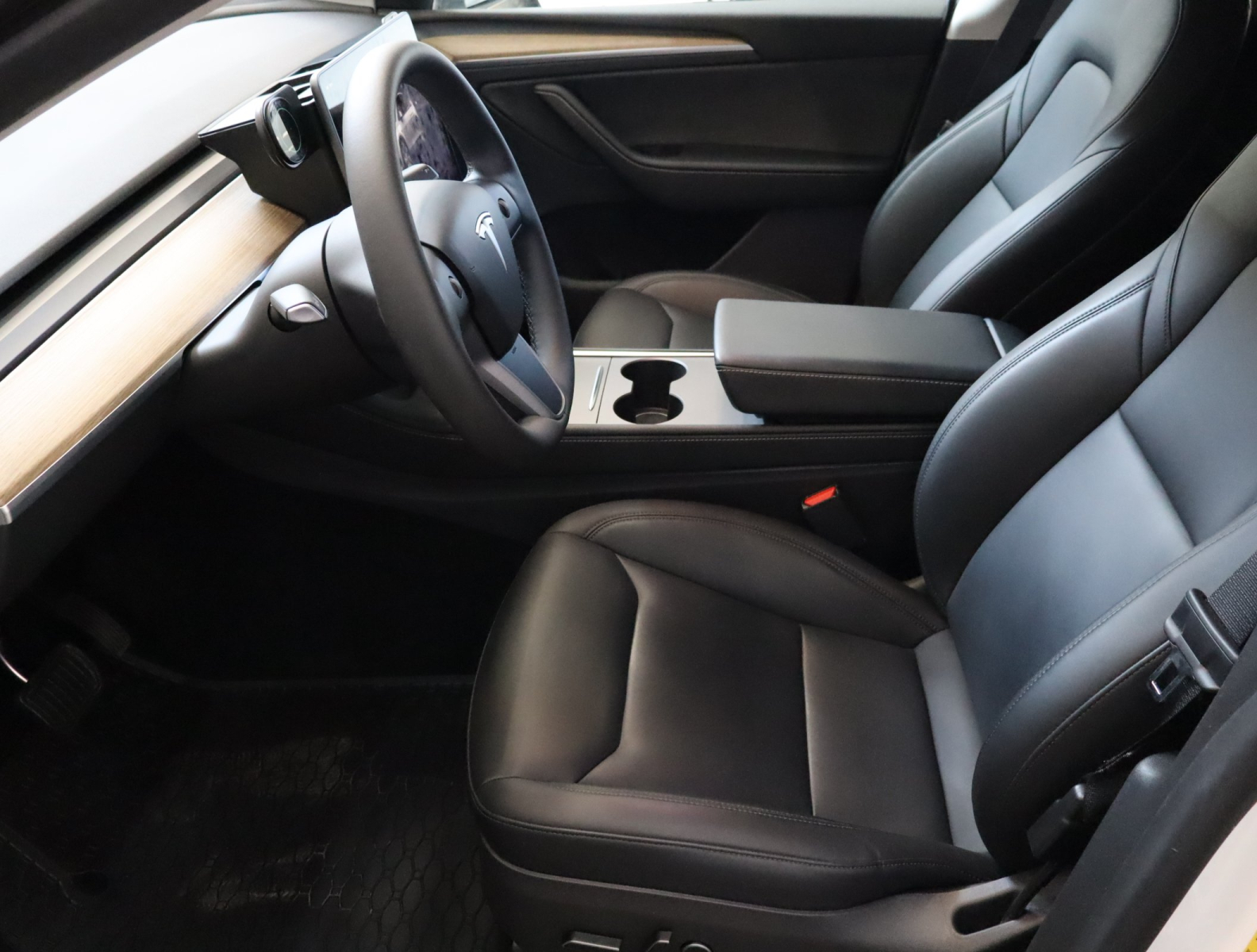 Tesla Model Y - 2024