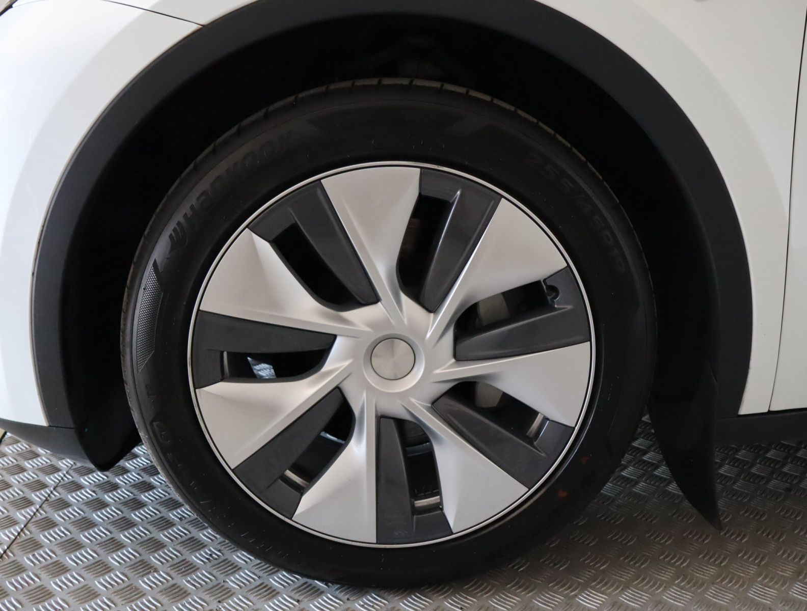 Tesla Model Y - 2024