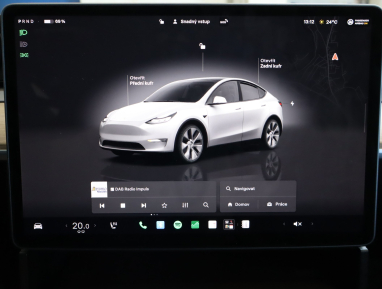 Tesla Model Y - 2024