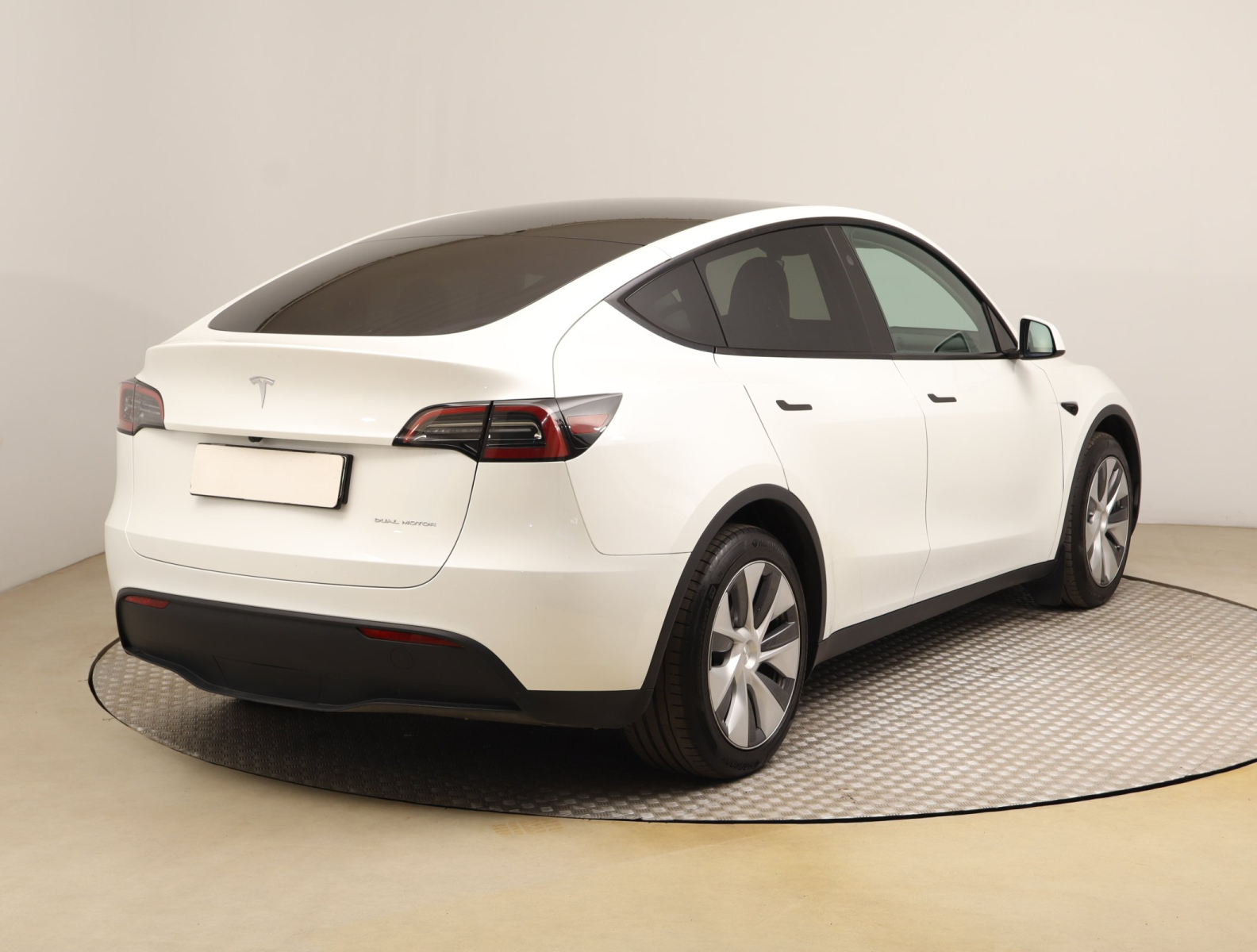 Tesla Model Y - 2024