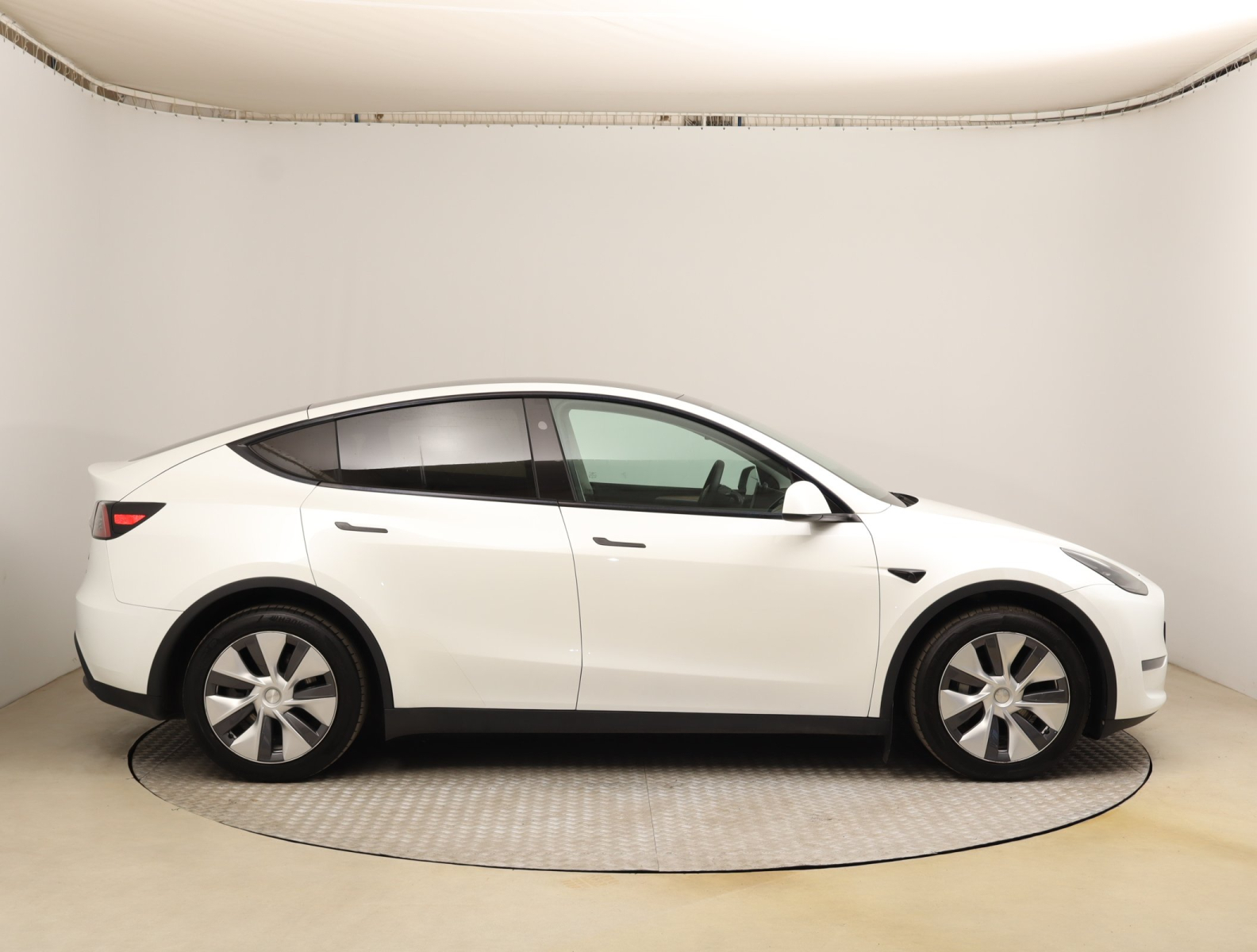 Tesla Model Y - 2024