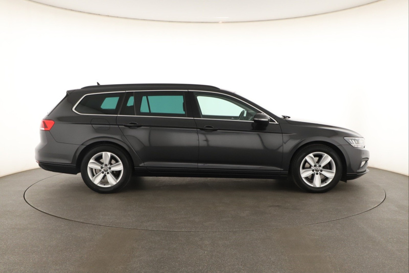 Volkswagen Passat, 2022