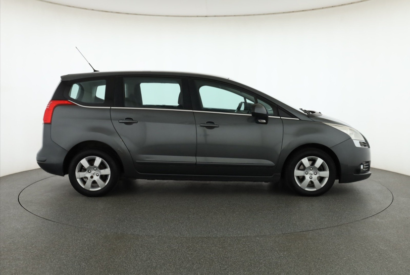 Peugeot 5008, 2011