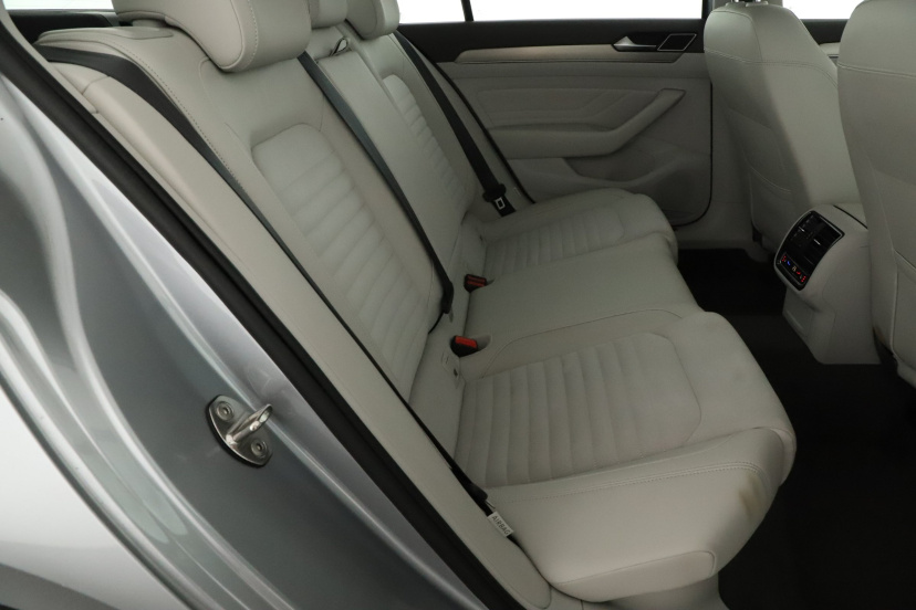 Volkswagen Passat, 2022