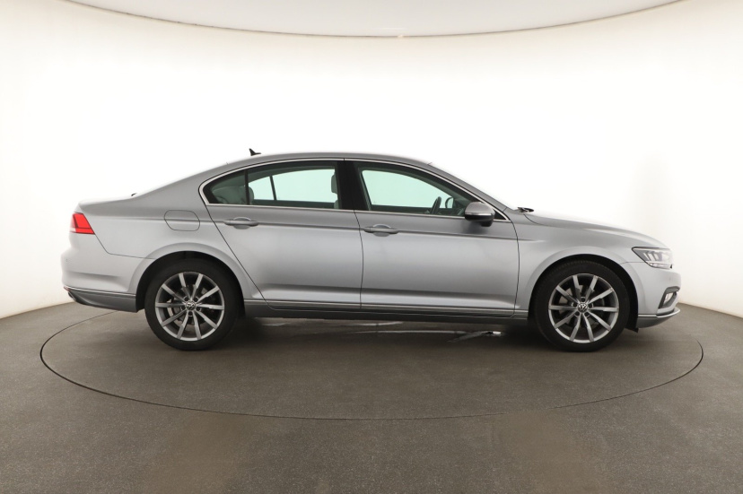 Volkswagen Passat, 2022