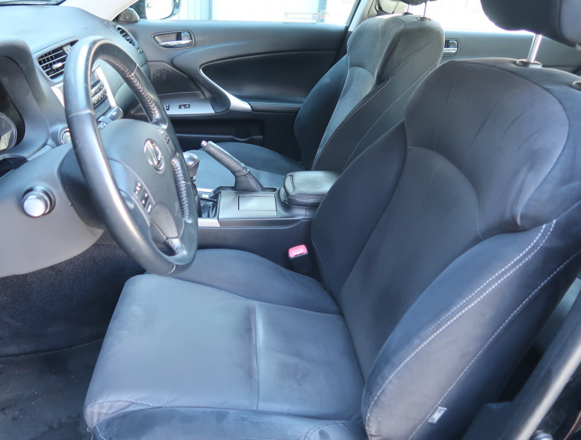 Lexus IS, 2010