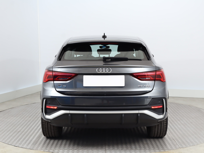 Audi Q3 Sportback, 2021