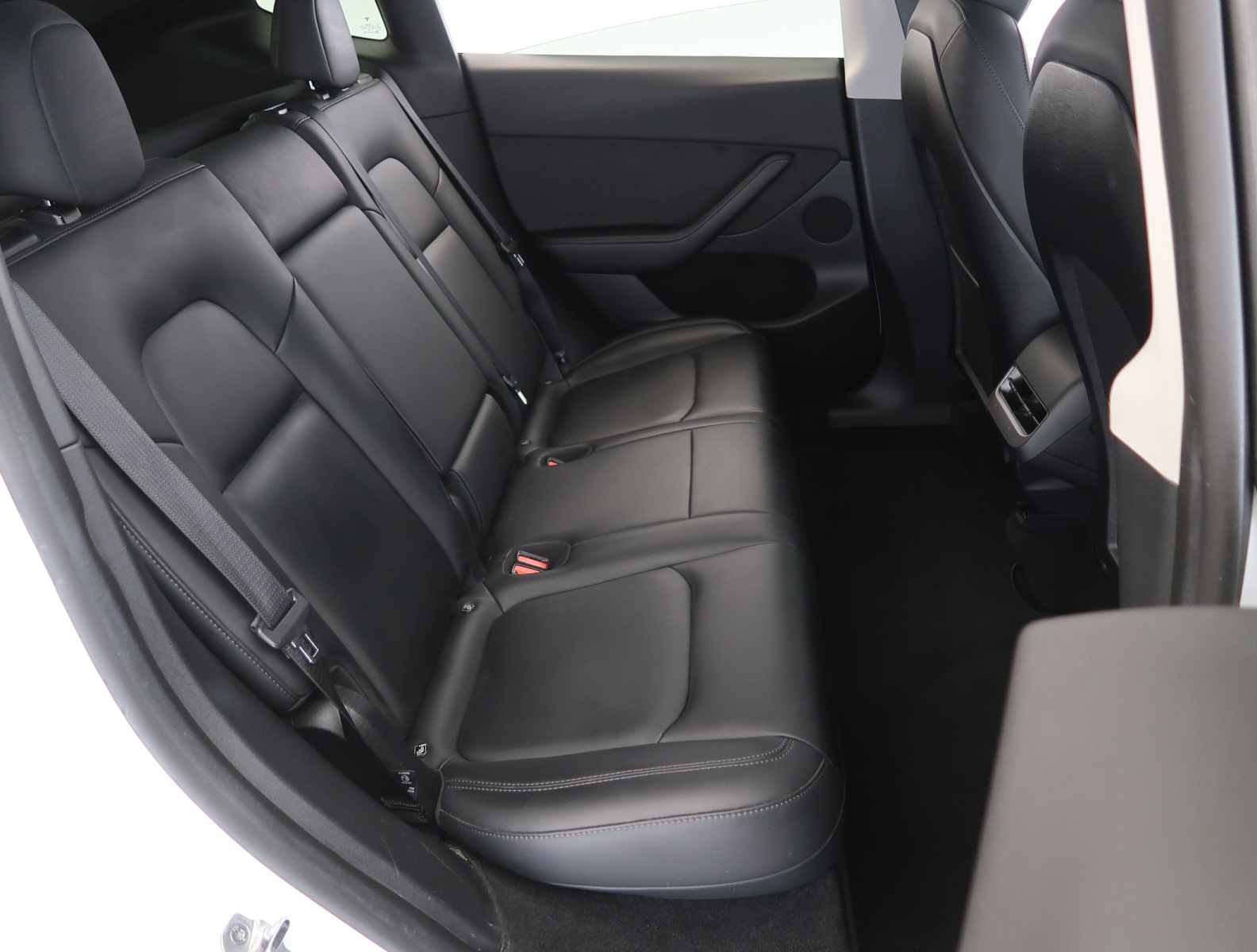 Tesla Model Y Standard Range – fotografie 13