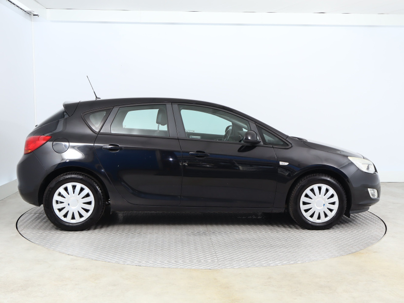 Opel Astra, 2011